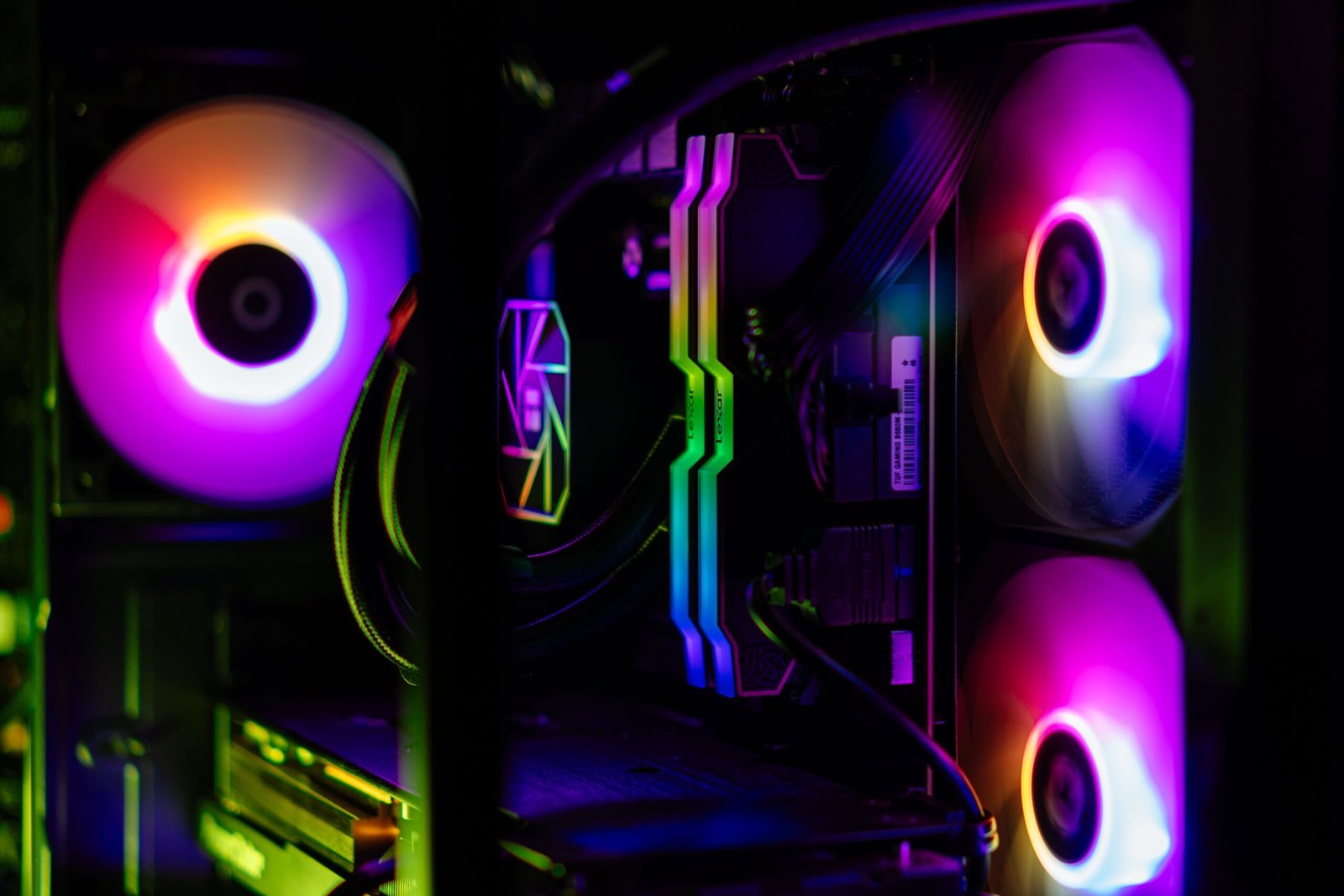 Setup de PC Gamer em 2026 com iluminação RGB e gabinete de alto fluxo de ar em mesa de jogos.
