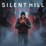 Captura de tela do teaser trailer de Silent Hill: Townfall. A imagem mostra uma pequena televisão portátil analógica de bolso (CRT) sobre uma mesa escura. A tela da TV exibe uma imagem distorcida com estática avermelhada, transmitindo uma atmosfera de terror psicológico